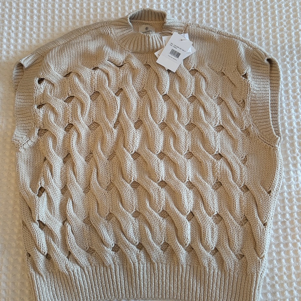 Anine Bing Dray cream oversized knit vest size S.
Chic.